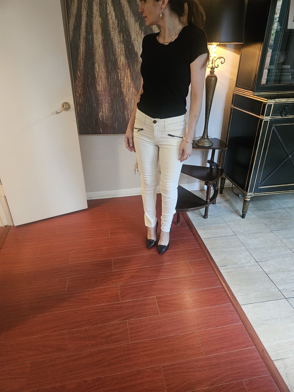 Women’s Slim Fit White Jeans with Zip Pocket Detail. Current Elliot Size 25